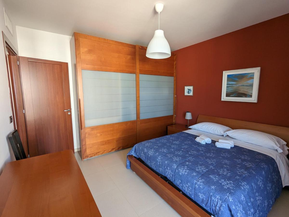 La Casa Dei Due Mari - Large Apartment With Parking Таранто Экстерьер фото