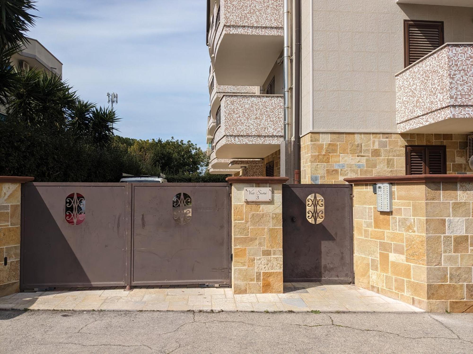 La Casa Dei Due Mari - Large Apartment With Parking Таранто Экстерьер фото